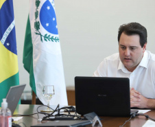 O governador Carlos Massa Ratinho Junior em reunião por videoconferência com representantes de diferentes associações e consórcios municipais do Estado. 
