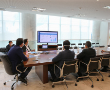 Paraná comemora bons números do ensino a distância na Rede Pública.
Os números foram apresentados nesta quarta-feira (06) pela Secretaria da Educação e do Esporte ao governador Carlos Massa Ratinho Junior.  - Foto: Geraldo Bubniak/AEN