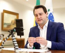 O governador Carlos Massa Ratinho Junior destacou nesta quarta-feira (6) que a união entre os três poderes e o Ministério Público tem sido fator fundamental no combate ao novo coronavírus no Paraná. Ele disse que essa integração será primordial para enfrentar o instante posterior da pandemia, para atender os mais vulneráveis, o setor privado e aqueles que perderam seus empregos.