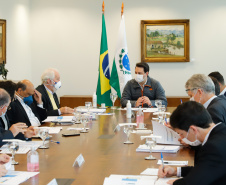 Ampliar os investimentos públicos com a execução de obras que geram empregos nos municípios e tornar a administração estadual ainda mais eficiente. Essas foram as principais orientações do governador Carlos Massa Ratinho Junior para retomar o fôlego da economia do Paraná após a pandemia da Covid-19. O assunto foi tratado nesta quinta-feira (7) em reunião com a equipe responsável pelo planejamento das ações de recuperação do Paraná.