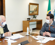 Ampliar os investimentos públicos com a execução de obras que geram empregos nos municípios e tornar a administração estadual ainda mais eficiente. Essas foram as principais orientações do governador Carlos Massa Ratinho Junior para retomar o fôlego da economia do Paraná após a pandemia da Covid-19. O assunto foi tratado nesta quinta-feira (7) em reunião com a equipe responsável pelo planejamento das ações de recuperação do Paraná.