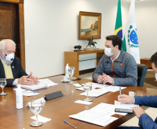 Ampliar os investimentos públicos com a execução de obras que geram empregos nos municípios e tornar a administração estadual ainda mais eficiente. Essas foram as principais orientações do governador Carlos Massa Ratinho Junior para retomar o fôlego da economia do Paraná após a pandemia da Covid-19. O assunto foi tratado nesta quinta-feira (7) em reunião com a equipe responsável pelo planejamento das ações de recuperação do Paraná.