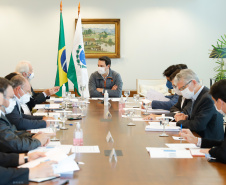 Ampliar os investimentos públicos com a execução de obras que geram empregos nos municípios e tornar a administração estadual ainda mais eficiente. Essas foram as principais orientações do governador Carlos Massa Ratinho Junior para retomar o fôlego da economia do Paraná após a pandemia da Covid-19. O assunto foi tratado nesta quinta-feira (7) em reunião com a equipe responsável pelo planejamento das ações de recuperação do Paraná.