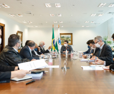 Ampliar os investimentos públicos com a execução de obras que geram empregos nos municípios e tornar a administração estadual ainda mais eficiente. Essas foram as principais orientações do governador Carlos Massa Ratinho Junior para retomar o fôlego da economia do Paraná após a pandemia da Covid-19. O assunto foi tratado nesta quinta-feira (7) em reunião com a equipe responsável pelo planejamento das ações de recuperação do Paraná.