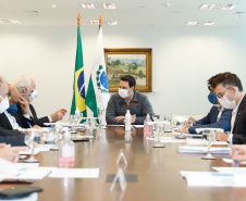 Ampliar os investimentos públicos com a execução de obras que geram empregos nos municípios e tornar a administração estadual ainda mais eficiente. Essas foram as principais orientações do governador Carlos Massa Ratinho Junior para retomar o fôlego da economia do Paraná após a pandemia da Covid-19. O assunto foi tratado nesta quinta-feira (7) em reunião com a equipe responsável pelo planejamento das ações de recuperação do Paraná.