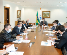 Ampliar os investimentos públicos com a execução de obras que geram empregos nos municípios e tornar a administração estadual ainda mais eficiente. Essas foram as principais orientações do governador Carlos Massa Ratinho Junior para retomar o fôlego da economia do Paraná após a pandemia da Covid-19. O assunto foi tratado nesta quinta-feira (7) em reunião com a equipe responsável pelo planejamento das ações de recuperação do Paraná.