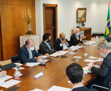 Ampliar os investimentos públicos com a execução de obras que geram empregos nos municípios e tornar a administração estadual ainda mais eficiente. Essas foram as principais orientações do governador Carlos Massa Ratinho Junior para retomar o fôlego da economia do Paraná após a pandemia da Covid-19. O assunto foi tratado nesta quinta-feira (7) em reunião com a equipe responsável pelo planejamento das ações de recuperação do Paraná.