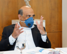 Ampliar os investimentos públicos com a execução de obras que geram empregos nos municípios e tornar a administração estadual ainda mais eficiente. Essas foram as principais orientações do governador Carlos Massa Ratinho Junior para retomar o fôlego da economia do Paraná após a pandemia da Covid-19. O assunto foi tratado nesta quinta-feira (7) em reunião com a equipe responsável pelo planejamento das ações de recuperação do Paraná.