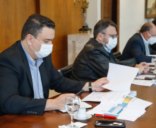 Ampliar os investimentos públicos com a execução de obras que geram empregos nos municípios e tornar a administração estadual ainda mais eficiente. Essas foram as principais orientações do governador Carlos Massa Ratinho Junior para retomar o fôlego da economia do Paraná após a pandemia da Covid-19. O assunto foi tratado nesta quinta-feira (7) em reunião com a equipe responsável pelo planejamento das ações de recuperação do Paraná.