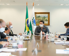 Ampliar os investimentos públicos com a execução de obras que geram empregos nos municípios e tornar a administração estadual ainda mais eficiente. Essas foram as principais orientações do governador Carlos Massa Ratinho Junior para retomar o fôlego da economia do Paraná após a pandemia da Covid-19. O assunto foi tratado nesta quinta-feira (7) em reunião com a equipe responsável pelo planejamento das ações de recuperação do Paraná.