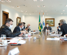 Ampliar os investimentos públicos com a execução de obras que geram empregos nos municípios e tornar a administração estadual ainda mais eficiente. Essas foram as principais orientações do governador Carlos Massa Ratinho Junior para retomar o fôlego da economia do Paraná após a pandemia da Covid-19. O assunto foi tratado nesta quinta-feira (7) em reunião com a equipe responsável pelo planejamento das ações de recuperação do Paraná.