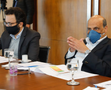 Ampliar os investimentos públicos com a execução de obras que geram empregos nos municípios e tornar a administração estadual ainda mais eficiente. Essas foram as principais orientações do governador Carlos Massa Ratinho Junior para retomar o fôlego da economia do Paraná após a pandemia da Covid-19. O assunto foi tratado nesta quinta-feira (7) em reunião com a equipe responsável pelo planejamento das ações de recuperação do Paraná.