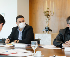 Ampliar os investimentos públicos com a execução de obras que geram empregos nos municípios e tornar a administração estadual ainda mais eficiente. Essas foram as principais orientações do governador Carlos Massa Ratinho Junior para retomar o fôlego da economia do Paraná após a pandemia da Covid-19. O assunto foi tratado nesta quinta-feira (7) em reunião com a equipe responsável pelo planejamento das ações de recuperação do Paraná.