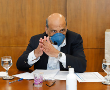 Ampliar os investimentos públicos com a execução de obras que geram empregos nos municípios e tornar a administração estadual ainda mais eficiente. Essas foram as principais orientações do governador Carlos Massa Ratinho Junior para retomar o fôlego da economia do Paraná após a pandemia da Covid-19. O assunto foi tratado nesta quinta-feira (7) em reunião com a equipe responsável pelo planejamento das ações de recuperação do Paraná.