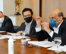 Ampliar os investimentos públicos com a execução de obras que geram empregos nos municípios e tornar a administração estadual ainda mais eficiente. Essas foram as principais orientações do governador Carlos Massa Ratinho Junior para retomar o fôlego da economia do Paraná após a pandemia da Covid-19. O assunto foi tratado nesta quinta-feira (7) em reunião com a equipe responsável pelo planejamento das ações de recuperação do Paraná.