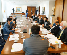 Ampliar os investimentos públicos com a execução de obras que geram empregos nos municípios e tornar a administração estadual ainda mais eficiente. Essas foram as principais orientações do governador Carlos Massa Ratinho Junior para retomar o fôlego da economia do Paraná após a pandemia da Covid-19. O assunto foi tratado nesta quinta-feira (7) em reunião com a equipe responsável pelo planejamento das ações de recuperação do Paraná.
