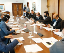 Ampliar os investimentos públicos com a execução de obras que geram empregos nos municípios e tornar a administração estadual ainda mais eficiente. Essas foram as principais orientações do governador Carlos Massa Ratinho Junior para retomar o fôlego da economia do Paraná após a pandemia da Covid-19. O assunto foi tratado nesta quinta-feira (7) em reunião com a equipe responsável pelo planejamento das ações de recuperação do Paraná.