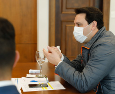 Ampliar os investimentos públicos com a execução de obras que geram empregos nos municípios e tornar a administração estadual ainda mais eficiente. Essas foram as principais orientações do governador Carlos Massa Ratinho Junior para retomar o fôlego da economia do Paraná após a pandemia da Covid-19. O assunto foi tratado nesta quinta-feira (7) em reunião com a equipe responsável pelo planejamento das ações de recuperação do Paraná.