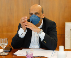 Ampliar os investimentos públicos com a execução de obras que geram empregos nos municípios e tornar a administração estadual ainda mais eficiente. Essas foram as principais orientações do governador Carlos Massa Ratinho Junior para retomar o fôlego da economia do Paraná após a pandemia da Covid-19. O assunto foi tratado nesta quinta-feira (7) em reunião com a equipe responsável pelo planejamento das ações de recuperação do Paraná.