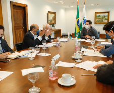 Ampliar os investimentos públicos com a execução de obras que geram empregos nos municípios e tornar a administração estadual ainda mais eficiente. Essas foram as principais orientações do governador Carlos Massa Ratinho Junior para retomar o fôlego da economia do Paraná após a pandemia da Covid-19. O assunto foi tratado nesta quinta-feira (7) em reunião com a equipe responsável pelo planejamento das ações de recuperação do Paraná.