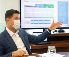 Ampliar os investimentos públicos com a execução de obras que geram empregos nos municípios e tornar a administração estadual ainda mais eficiente. Essas foram as principais orientações do governador Carlos Massa Ratinho Junior para retomar o fôlego da economia do Paraná após a pandemia da Covid-19. O assunto foi tratado nesta quinta-feira (7) em reunião com a equipe responsável pelo planejamento das ações de recuperação do Paraná.