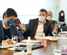 Ampliar os investimentos públicos com a execução de obras que geram empregos nos municípios e tornar a administração estadual ainda mais eficiente. Essas foram as principais orientações do governador Carlos Massa Ratinho Junior para retomar o fôlego da economia do Paraná após a pandemia da Covid-19. O assunto foi tratado nesta quinta-feira (7) em reunião com a equipe responsável pelo planejamento das ações de recuperação do Paraná.