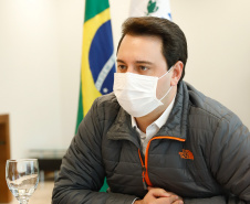 Ampliar os investimentos públicos com a execução de obras que geram empregos nos municípios e tornar a administração estadual ainda mais eficiente. Essas foram as principais orientações do governador Carlos Massa Ratinho Junior para retomar o fôlego da economia do Paraná após a pandemia da Covid-19. O assunto foi tratado nesta quinta-feira (7) em reunião com a equipe responsável pelo planejamento das ações de recuperação do Paraná.
