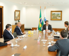  O governador Ratinho Junior recebeu também a visita de executivos da Motorola nesta quinta-feira (07). A empresa apresentou soluções tecnológicas de comunicação em nuvem. O presidente da companhia, Elton Borgonovo, disponibilizou gratuitamente equipamentos para serem testados por diferentes secretarias durante o período da pandemia de coronavírus.