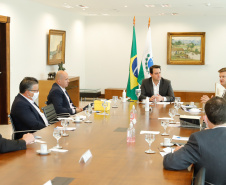  O governador Ratinho Junior recebeu também a visita de executivos da Motorola nesta quinta-feira (07). A empresa apresentou soluções tecnológicas de comunicação em nuvem. O presidente da companhia, Elton Borgonovo, disponibilizou gratuitamente equipamentos para serem testados por diferentes secretarias durante o período da pandemia de coronavírus.