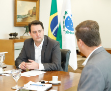  O governador Ratinho Junior recebeu também a visita de executivos da Motorola nesta quinta-feira (07). A empresa apresentou soluções tecnológicas de comunicação em nuvem. O presidente da companhia, Elton Borgonovo, disponibilizou gratuitamente equipamentos para serem testados por diferentes secretarias durante o período da pandemia de coronavírus.