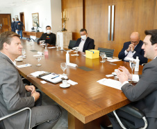  O governador Ratinho Junior recebeu também a visita de executivos da Motorola nesta quinta-feira (07). A empresa apresentou soluções tecnológicas de comunicação em nuvem. O presidente da companhia, Elton Borgonovo, disponibilizou gratuitamente equipamentos para serem testados por diferentes secretarias durante o período da pandemia de coronavírus.