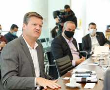  O governador Ratinho Junior recebeu também a visita de executivos da Motorola nesta quinta-feira (07). A empresa apresentou soluções tecnológicas de comunicação em nuvem. O presidente da companhia, Elton Borgonovo, disponibilizou gratuitamente equipamentos para serem testados por diferentes secretarias durante o período da pandemia de coronavírus.
