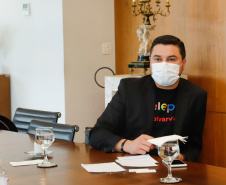  O governador Ratinho Junior recebeu também a visita de executivos da Motorola nesta quinta-feira (07). A empresa apresentou soluções tecnológicas de comunicação em nuvem. O presidente da companhia, Elton Borgonovo, disponibilizou gratuitamente equipamentos para serem testados por diferentes secretarias durante o período da pandemia de coronavírus.