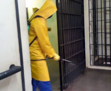 Além da suspensão de visitas, a desinfecção de ambientes compartilhados (como corredores, refeitórios, pátios e canteiros de trabalho dos detentos) está ocorrendo com maior periodicidade. A limpeza é feita diariamente com aspersão de água sanitária. Além disso, a vacinação contra a Influenza está em fase final na instituição.
Foto: DEPEN
