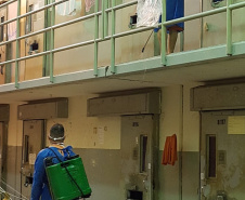 Além da suspensão de visitas, a desinfecção de ambientes compartilhados (como corredores, refeitórios, pátios e canteiros de trabalho dos detentos) está ocorrendo com maior periodicidade. A limpeza é feita diariamente com aspersão de água sanitária. Além disso, a vacinação contra a Influenza está em fase final na instituição.
Foto: DEPEN