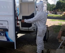 Além da suspensão de visitas, a desinfecção de ambientes compartilhados (como corredores, refeitórios, pátios e canteiros de trabalho dos detentos) está ocorrendo com maior periodicidade. A limpeza é feita diariamente com aspersão de água sanitária. Além disso, a vacinação contra a Influenza está em fase final na instituição.
Foto: DEPEN