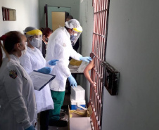 Além da suspensão de visitas, a desinfecção de ambientes compartilhados (como corredores, refeitórios, pátios e canteiros de trabalho dos detentos) está ocorrendo com maior periodicidade. A limpeza é feita diariamente com aspersão de água sanitária. Além disso, a vacinação contra a Influenza está em fase final na instituição.
Foto: DEPEN