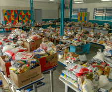 O Governo do Paraná entregou nesta sexta-feira (08) kits da merenda escolar para 231 mil alunos da Rede Estadual de Ensino cadastrados também no programa federal Bolsa Família