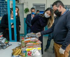 O Governo do Paraná entregou nesta sexta-feira (08) kits da merenda escolar para 231 mil alunos da Rede Estadual de Ensino cadastrados também no programa federal Bolsa Família