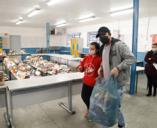 O Governo do Paraná entregou nesta sexta-feira (08) kits da merenda escolar para 231 mil alunos da Rede Estadual de Ensino cadastrados também no programa federal Bolsa Família