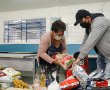 O Governo do Paraná entregou nesta sexta-feira (08) kits da merenda escolar para 231 mil alunos da Rede Estadual de Ensino cadastrados também no programa federal Bolsa Família