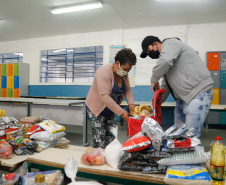 O Governo do Paraná entregou nesta sexta-feira (08) kits da merenda escolar para 231 mil alunos da Rede Estadual de Ensino cadastrados também no programa federal Bolsa Família