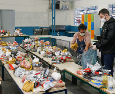 O Governo do Paraná entregou nesta sexta-feira (08) kits da merenda escolar para 231 mil alunos da Rede Estadual de Ensino cadastrados também no programa federal Bolsa Família