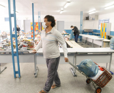O Governo do Paraná entregou nesta sexta-feira (08) kits da merenda escolar para 231 mil alunos da Rede Estadual de Ensino cadastrados também no programa federal Bolsa Família