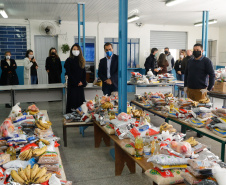 O Governo do Paraná entregou nesta sexta-feira (08) kits da merenda escolar para 231 mil alunos da Rede Estadual de Ensino cadastrados também no programa federal Bolsa Família