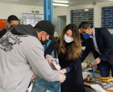 O Governo do Paraná entregou nesta sexta-feira (08) kits da merenda escolar para 231 mil alunos da Rede Estadual de Ensino cadastrados também no programa federal Bolsa Família