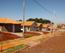 Cinquenta famílias de Nova Aurora, na região Oeste do Paraná, receberam nesta sexta-feira (8) as chaves de casas populares construídas em um trabalho integrado do Governo do Estado com o governo federal e a prefeitura. Foto: Cohapar