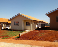 Cinquenta famílias de Nova Aurora, na região Oeste do Paraná, receberam nesta sexta-feira (8) as chaves de casas populares construídas em um trabalho integrado do Governo do Estado com o governo federal e a prefeitura. Foto: Cohapar