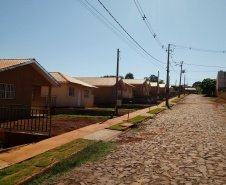 Cinquenta famílias de Nova Aurora, na região Oeste do Paraná, receberam nesta sexta-feira (8) as chaves de casas populares construídas em um trabalho integrado do Governo do Estado com o governo federal e a prefeitura. Foto: Cohapar