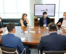 O governador Carlos Massa Ratinho Junior apresentou nesta segunda-feira (11) a ferramenta de atendimento psicológico gratuita disponibilizada pelo Governo do Estado e disse que ela é inovadora e essencial para ajudar as pessoas a enfrentarem medos e dificuldades durante a pandemia do novo coronavírus. 